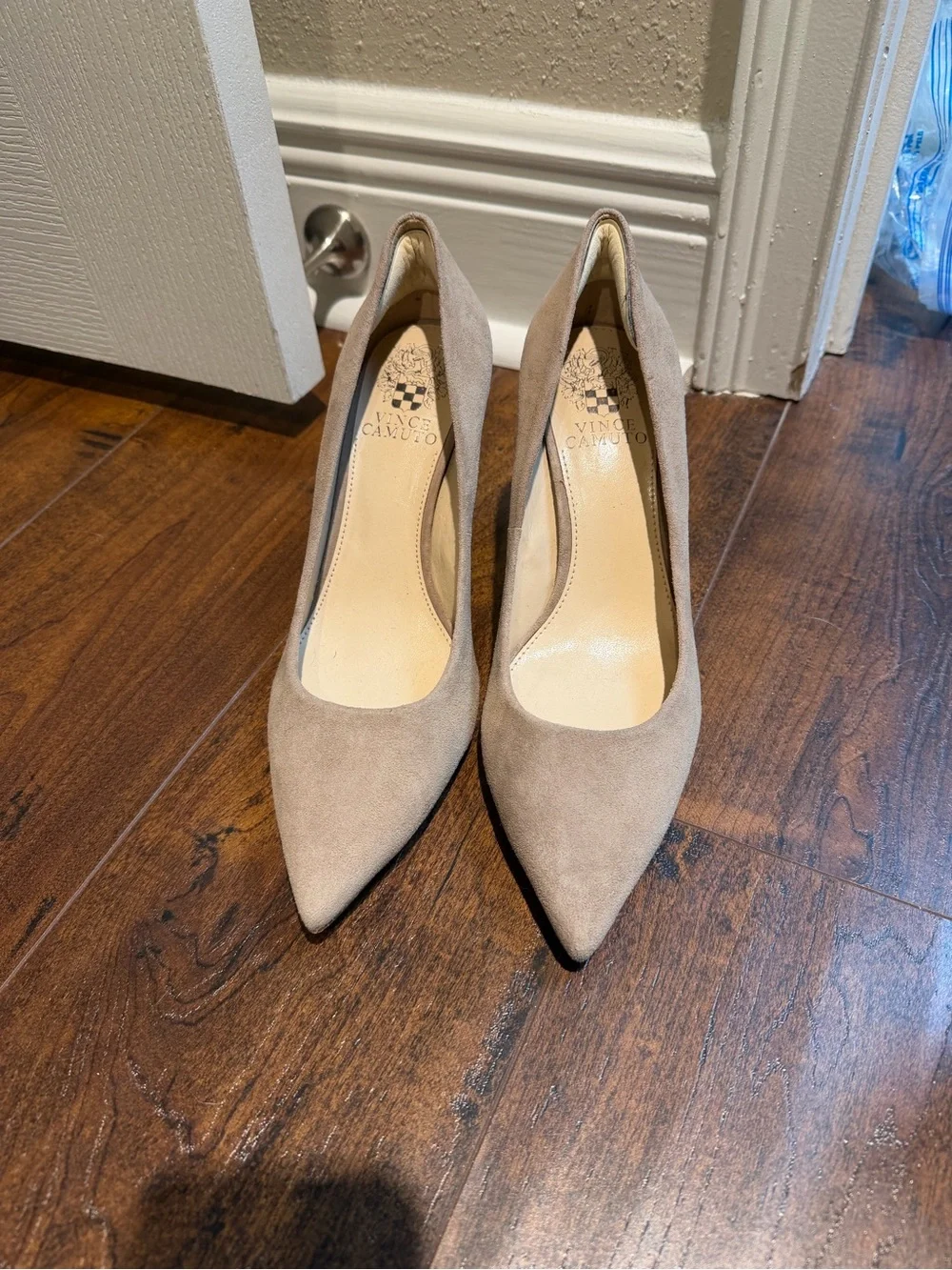Vince Camuto Ableen Tan Suede Pumps – Size 8